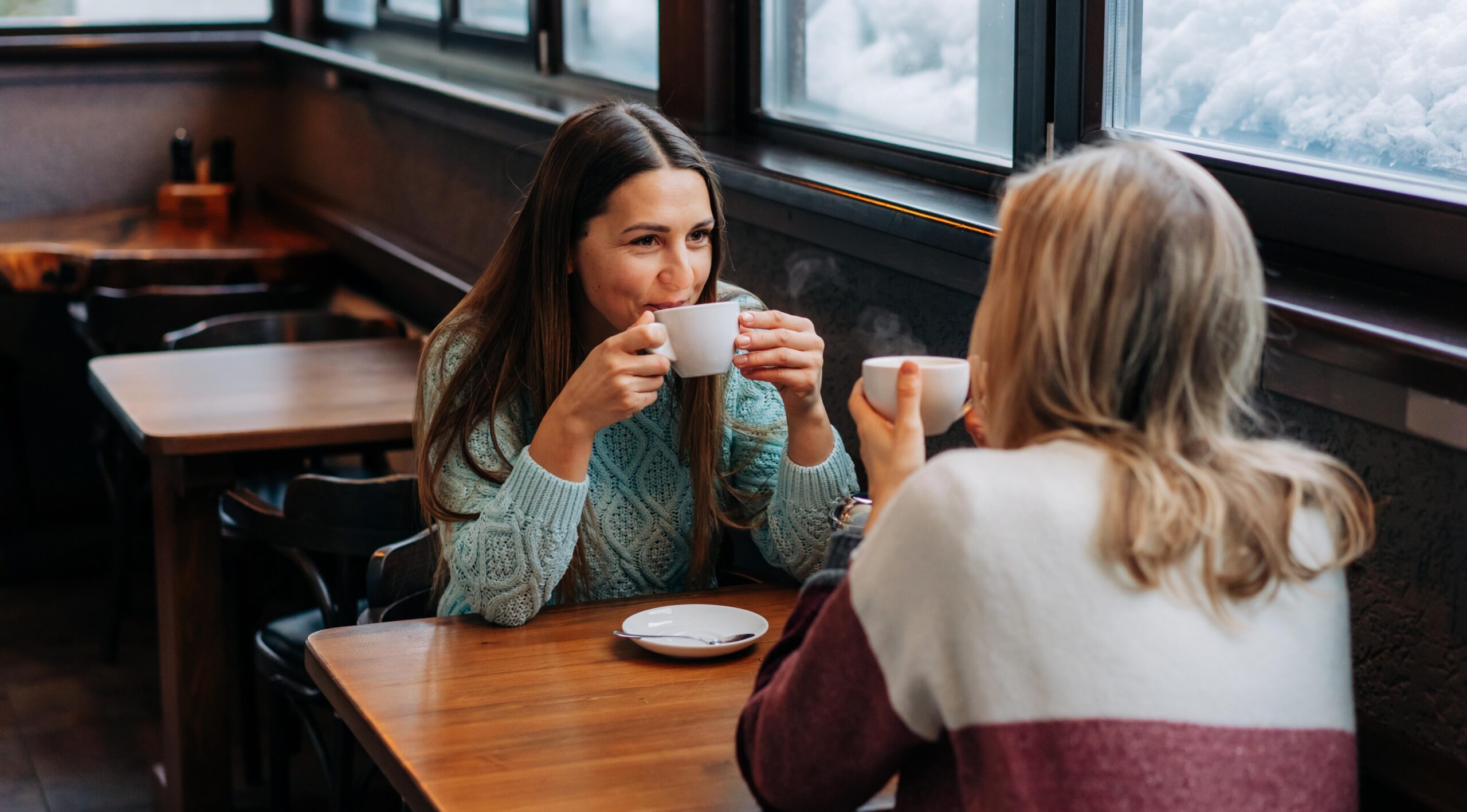 kobiety pijące kawę w kawiarni