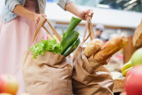 Dlaczego w&nbsp;supermarketach nie&nbsp;ma&nbsp;okien? Poznaj sztuczki, które wpływają na&nbsp;Twoje&nbsp;decyzje zakupowe