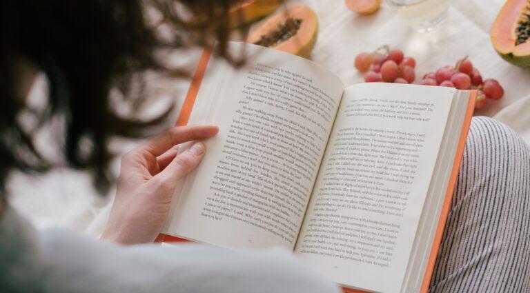 kobieta czytająca książkę