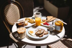 Śniadaniowanie – dlaczego Polacy pokochali śniadania poza domem?