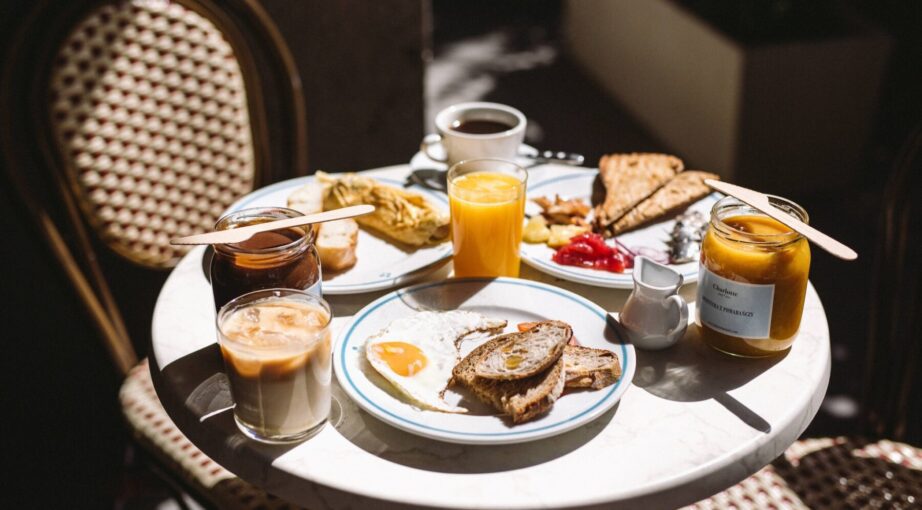 Śniadaniowanie – dlaczego Polacy pokochali śniadania poza domem?
