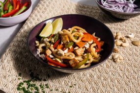 Udon z&nbsp;tofu, orzechami nerkowca i&nbsp;warzywami