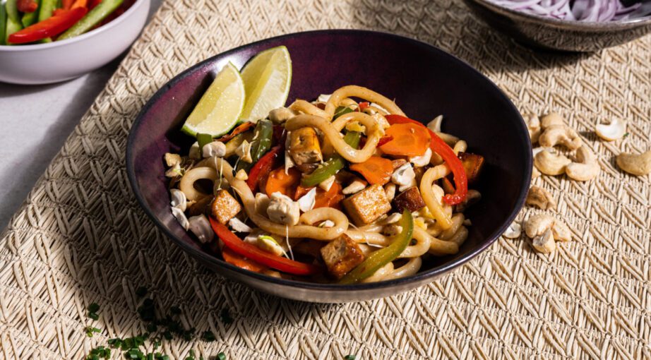 Udon z&nbsp;tofu, orzechami nerkowca i&nbsp;warzywami