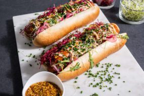 Hot dog z&nbsp;kiełbasą, piklami i&nbsp;mayo sriracha