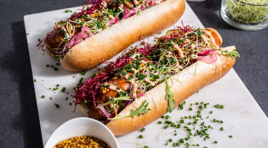 Hot dog z&nbsp;kiełbasą, piklami i&nbsp;mayo sriracha