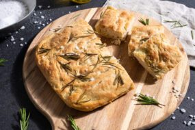 Focaccia z&nbsp;rozmarynem i&nbsp;solą morską