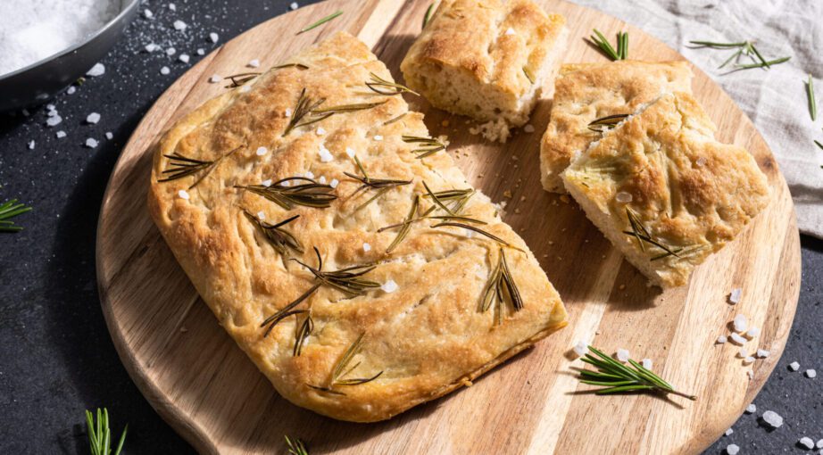 Focaccia z&nbsp;rozmarynem i&nbsp;solą morską