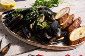 Mule w&nbsp;emulsji winno-maślanej z&nbsp;chrupiącą bagietką