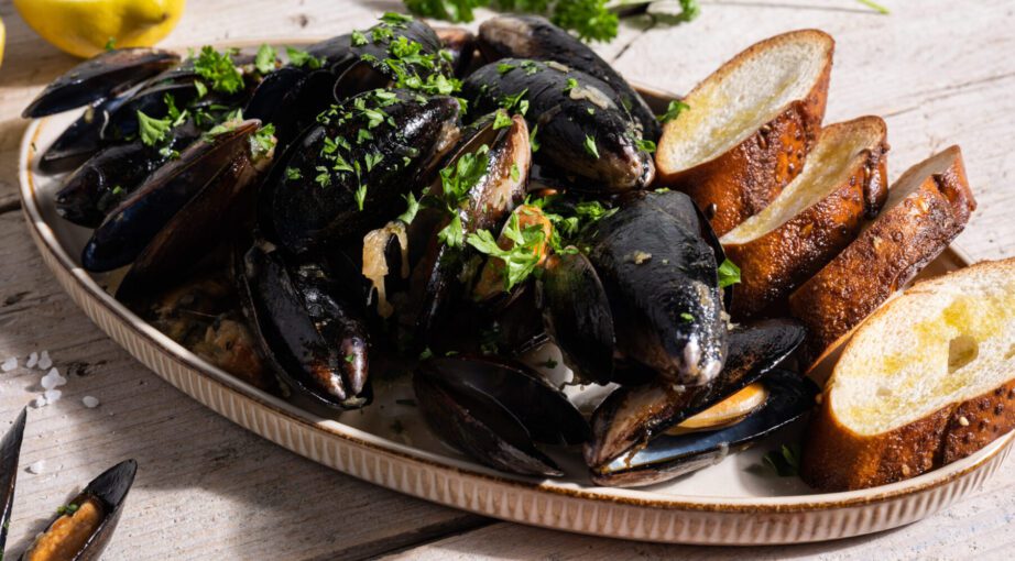 Mule w&nbsp;emulsji winno-maślanej z&nbsp;chrupiącą bagietką