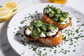 Tost z&nbsp;chałki z&nbsp;bobem i&nbsp;serkiem śmietankowym