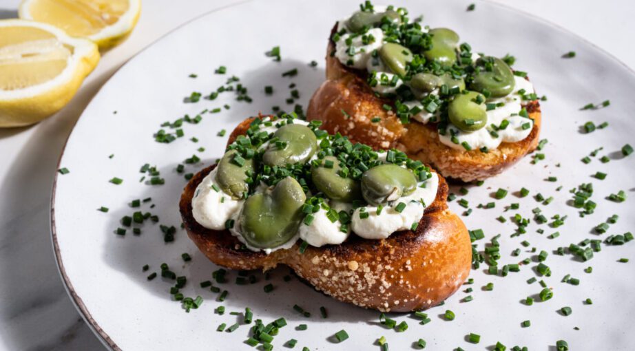 Tost z&nbsp;chałki z&nbsp;bobem i&nbsp;serkiem śmietankowym