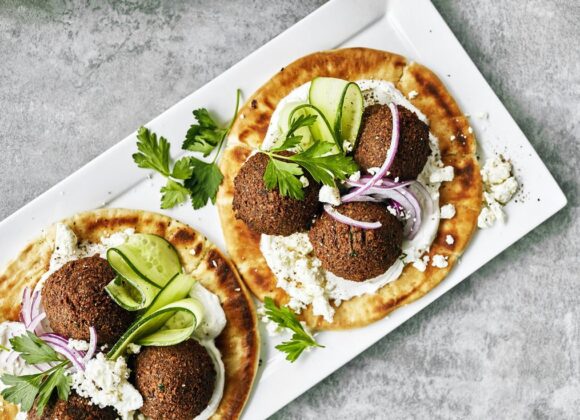 Falafel – czym jest i dlaczego warto się w nim zakochać? On the Plate — Andrea Monzo Photography