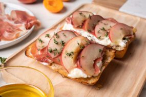 Ciabatta z&nbsp;burratą i&nbsp;brzoskwiniami