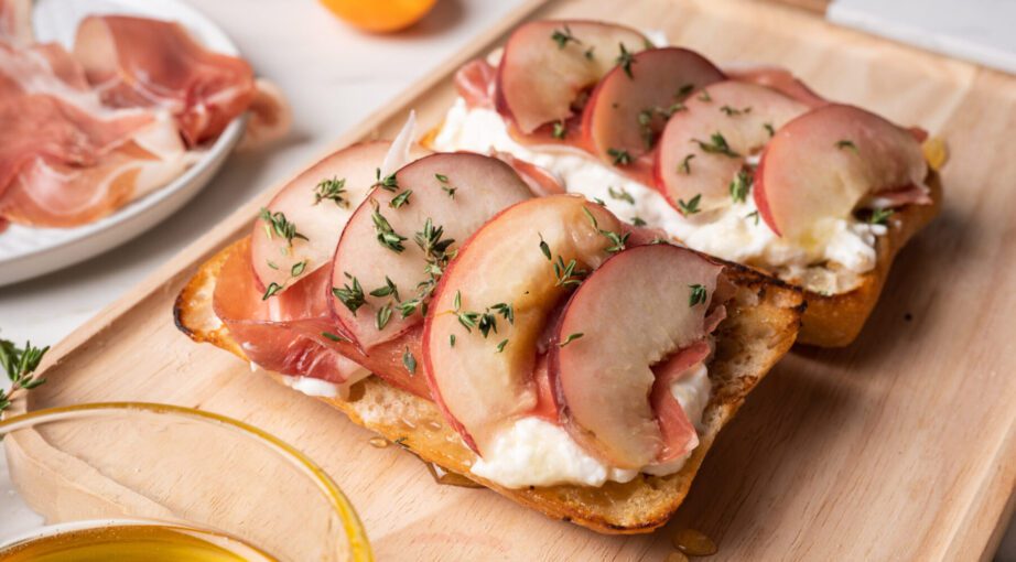 Ciabatta z&nbsp;burratą i&nbsp;brzoskwiniami