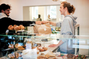 Jak zaangażować współczesnego konsumenta w&nbsp;ruch less waste?