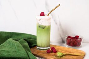 Ice matcha latte z&nbsp;malinową pianką