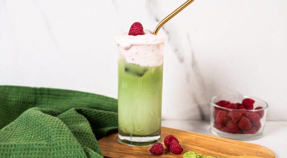 Ice matcha latte z&nbsp;malinową pianką