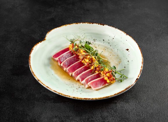 Trwa zimowa odsłona Chef’s Menu – sprawdź, gdzie zarezerwować stolik w ramach MaverickFest! Seared tuna tataki with mango salsa and ponzu sauce on a speckled ceramic plate