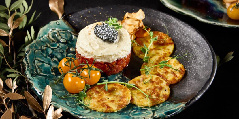 Startuje MaverickFest – wydarzenie twórców RestaurantWeekⓇ! Czym zaskoczy? Gourmet Beef Tartare with Draniki and Caviar on Artistic Plate