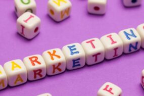 10 wskazówek – jak skutecznie promować restaurację w&nbsp;social media w&nbsp;2025 roku