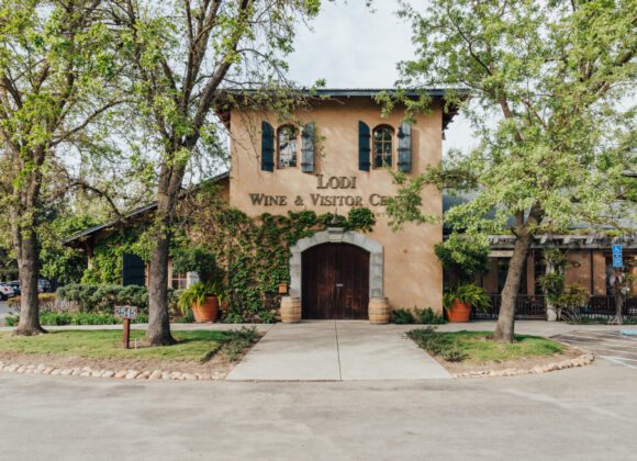 LODI – WSCHODZĄCA GWIAZDA KALIFORNII Lodi Wine Visitor Center Front_1_Stephanie Russo Photography_Lodi Winegrape Commission