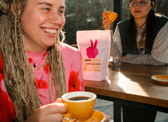 Wspólna akcja palarni HAYB i Feminoteki. Codzienne wybory, realna pomoc HAYB_Kwiat pomaga_fot. Grzegorz Sipiora