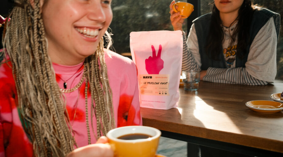 Wspólna akcja palarni HAYB i&nbsp;Feminoteki. Codzienne wybory, realna pomoc