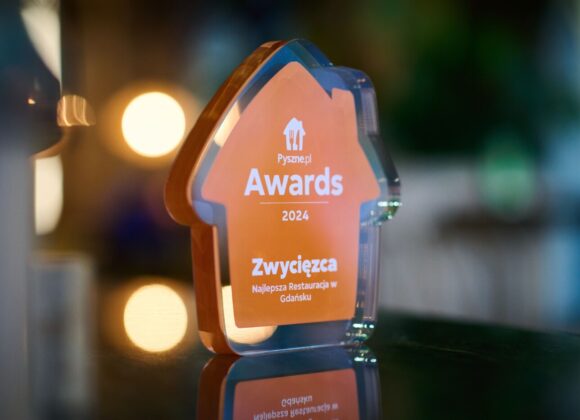 Znamy zwycięzców Pyszne.pl Awards 2024. Pizza King ze Szczecina z tytułem Restauracji Roku Pyszne.pl Awards 2024_statuetka