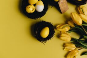 Marketing na&nbsp;Wielkanoc 2025: od&nbsp;czekoladowej torebki po&nbsp;pomoc potrzebującym