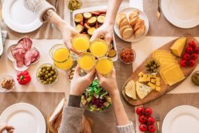 Trendy śniadaniowe 2025: jak zmienia się kultura porannych wyjść na&nbsp;miasto?