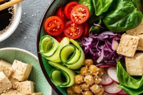 Nowa fala kuchni roślinnej – co&nbsp;jedzą młodzi i&nbsp;kreatywni?