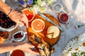 Co&nbsp;zabrać ze&nbsp;sobą na&nbsp;kreatywny piknik? Lista rzeczy + proste przepisy