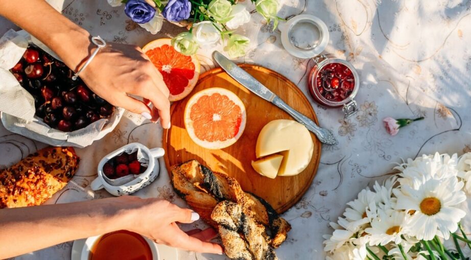 Co&nbsp;zabrać ze&nbsp;sobą na&nbsp;kreatywny piknik? Lista rzeczy + proste przepisy