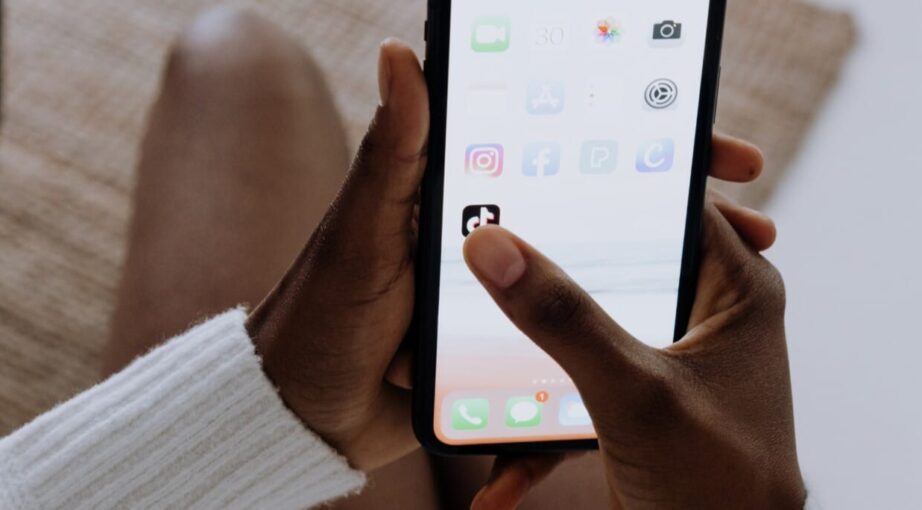 Czy&nbsp;warto rozwijać TikToka w&nbsp;gastronomii? Tak,  jeśli chcesz zbudować markę, a&nbsp;nie&nbsp;tylko&nbsp;menu