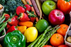 Sierpniowe warzywa i&nbsp;owoce – co&nbsp;warto jeść i&nbsp;jak wykorzystać sezon do&nbsp;maksimum?