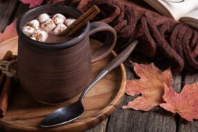 Jesienne sesje zdjęciowe jedzenia – stylizacja, światło i&nbsp;sezonowe dodatki