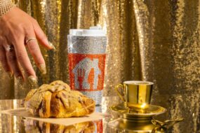 Kawa na&nbsp;wynos… do&nbsp;domu. Polacy zamawiają dwa razy więcej kawy w&nbsp;dostawie niż przed&nbsp;rokiem