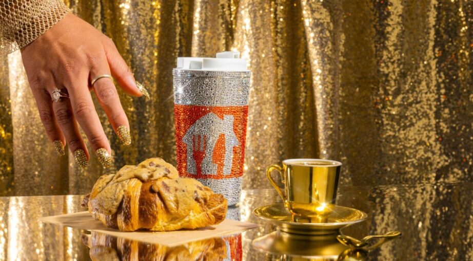 Kawa na&nbsp;wynos… do&nbsp;domu. Polacy zamawiają dwa razy więcej kawy w&nbsp;dostawie niż przed&nbsp;rokiem