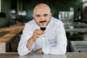 „KAWA TO&nbsp;DETAL, CZĘSTO OSTATNI, ALE&nbsp;O&nbsp;OGROMNYM ZNACZENIU” —&nbsp;ANTONIO ARCIERI O&nbsp;KULINARNEJ FILOZOFII, KTÓRA ZACZYNA SIĘ OD&nbsp;FILIŻANKI.