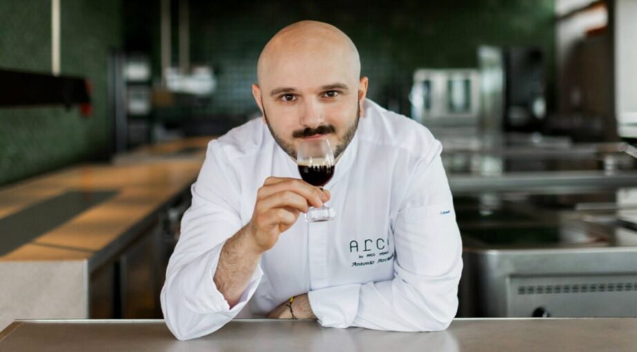 „KAWA TO&nbsp;DETAL, CZĘSTO OSTATNI, ALE&nbsp;O&nbsp;OGROMNYM ZNACZENIU” —&nbsp;ANTONIO ARCIERI O&nbsp;KULINARNEJ FILOZOFII, KTÓRA ZACZYNA SIĘ OD&nbsp;FILIŻANKI.