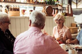 Srebrna generacja przy stole – strategia gastronomiczna dla rosnącej grupy klientów