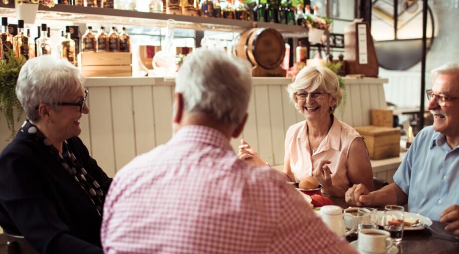 Srebrna generacja przy stole – strategia gastronomiczna dla rosnącej grupy klientów