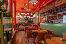 [recenzja] Restauracja DZIEŃ I&nbsp;NOC w&nbsp;Hali Mirowskiej – nowa odsłona kultowego miejsca w&nbsp;sercu Warszawy