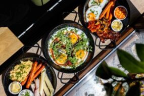 Najlepsze śniadania w&nbsp;Warszawie: od&nbsp;jajecznicy na&nbsp;chałce po&nbsp;paryskie croissanty. Co&nbsp;naprawdę jedzą warszawiacy o&nbsp;poranku?