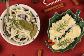 Śledzie na&nbsp;święta w&nbsp;nowoczesnej odsłonie. Sprawdź przepisy na&nbsp;lekkie śledzie wigilijne