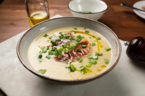 Zupa ziemniaczana z&nbsp;oliwą truflową i&nbsp;szynką parmeńską – zimowy comfort food