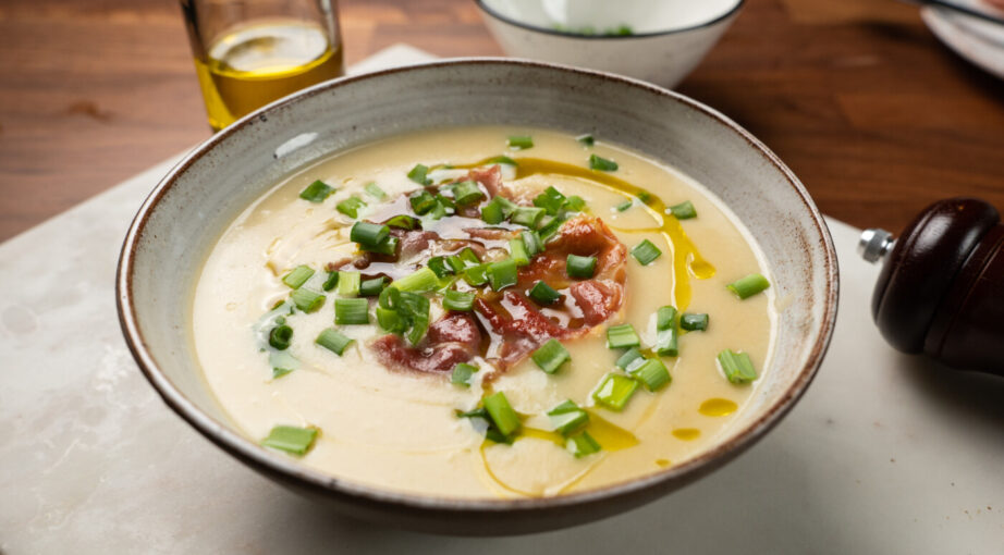 Zupa ziemniaczana z&nbsp;oliwą truflową i&nbsp;szynką parmeńską – zimowy comfort food