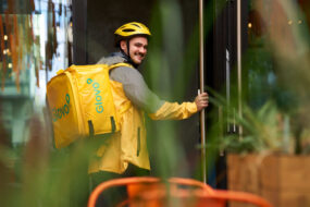 Świąteczny koszyk Polaków: co&nbsp;zamawiają tuż przed&nbsp;Wigilią i&nbsp;czy&nbsp;w&nbsp;tym roku wydadzą więcej?