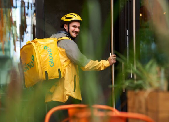 Świąteczny koszyk Polaków: co zamawiają tuż przed Wigilią i czy w tym roku wydadzą więcej? glovo - kurier