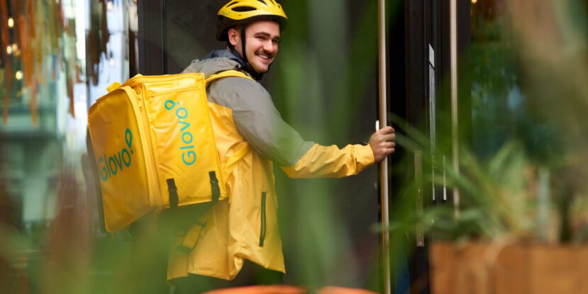 Świąteczny koszyk Polaków: co zamawiają tuż przed Wigilią i czy w tym roku wydadzą więcej? glovo - kurier